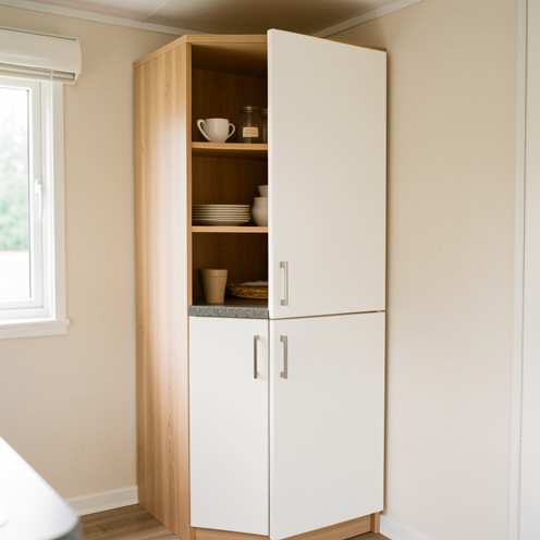Meuble de cuisine compact de 55 cm de large, adapté à un mobil-home, avec façades blanches, éléments en bois clair et plan de travail pratique.